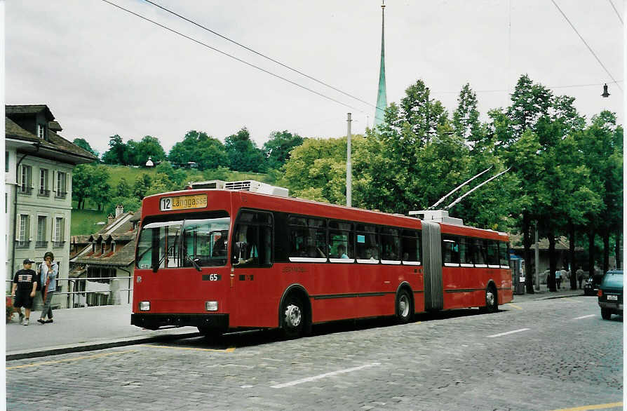 (048'026) - Bernmobil, Bern - Nr. 65 - Volvo/Hess Gelenktrolleybus am 16. Juli 2001 in Bern, Nydegg