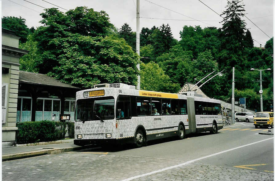 (048'027) - SVB Bern - Nr. 66 - Volvo/Hess Gelenktrolleybus am 16. Juli 2001 in Bern, Brengraben