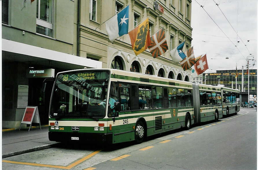 (048'031) - SVB Bern - Nr. 245/BE 518'245 - Van Hool am 16. Juli 2001 beim Bahnhof Bern