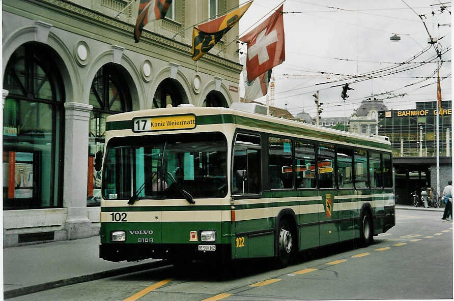 (048'032) - SVB Bern - Nr. 102/BE 500'102 - Volvo/R&J am 16. Juli 2001 beim Bahnhof Bern