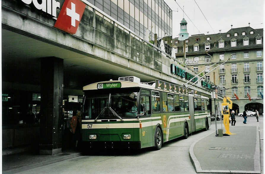 (048'033) - SVB Bern - Nr. 57 - FBW/Hess Gelenktrolleybsu am 16. Juli 2001 beim Bahnhof Bern