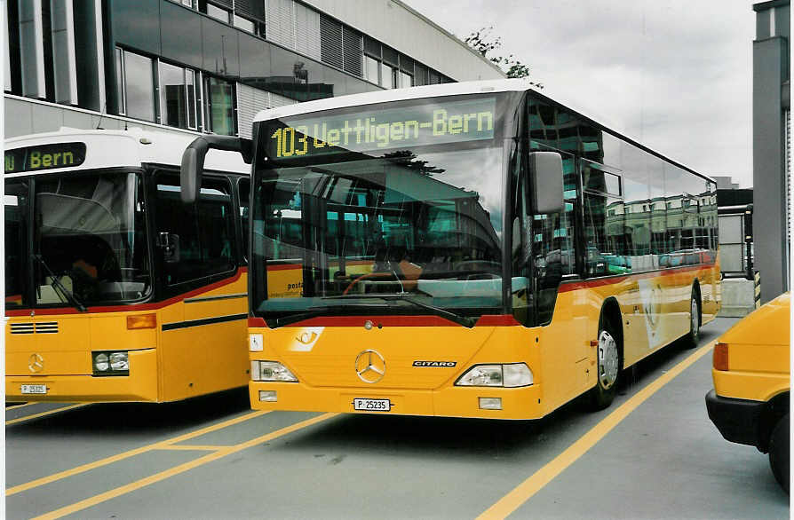 (048'034) - PTT-Regie - P 25'235 - Mercedes am 16. Juli 2001 in Bern, Postautostation