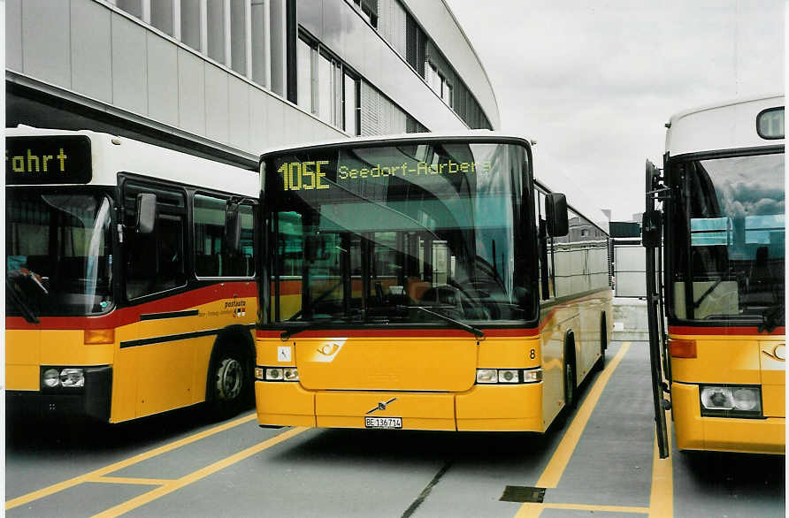 (048'035) - Steiner, Ortschwaben - Nr. 8/BE 136'714 - Volvo/Hess am 16. Juli 2001 in Bern, Postautostation