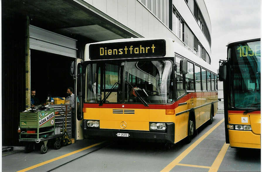 (048'036) - PTT-Regie - P 25'372 - Mercedes/Lauber am 16. Juli 2001 in Bern, Postautostation