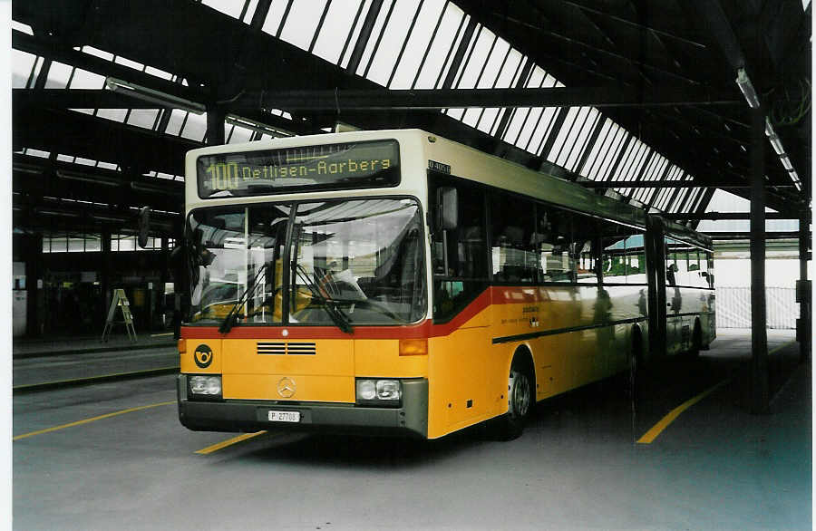 (048'101) - PTT-Regie - P 27'708 - Mercedes am 16. Juli 2001 in Bern, Postautostation
