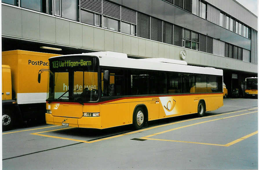 (048'103) - PTT-Regie - P 25'679 - Volvo/Hess am 16. Juli 2001 in Bern, Postautostation