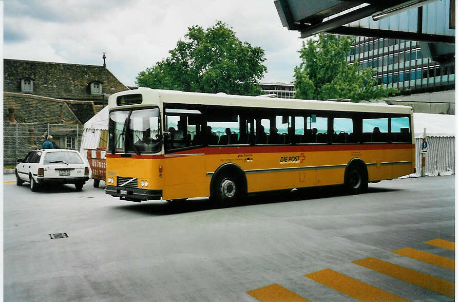 (048'104) - Steiner, Ortschwaben - Nr. 6/BE 354'980 - Volvo/Lauber am 16. Juli 2001 in Bern, Postautostation