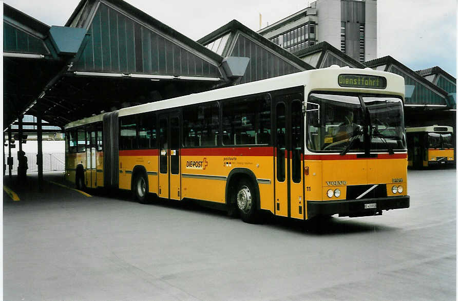 (048'106) - Steiner, Ortschwaben - Nr. 11/BE 433'818 - Volvo/R&J am 16. Juli 2001 in Bern, Postautostation