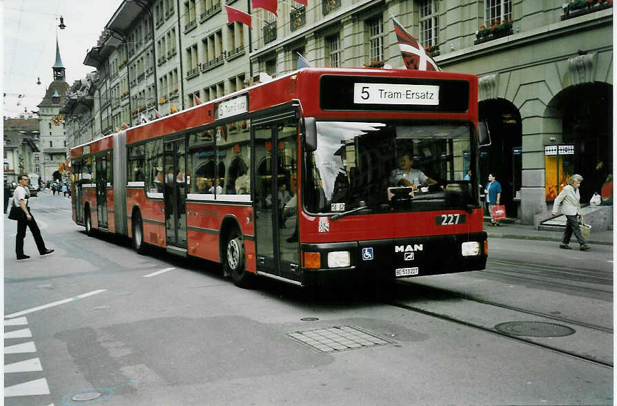 (048'113) - Bernmobil, Bern - Nr. 227/BE 513'227 - MAN am 16. Juli 2001 beim Bahnhof Bern