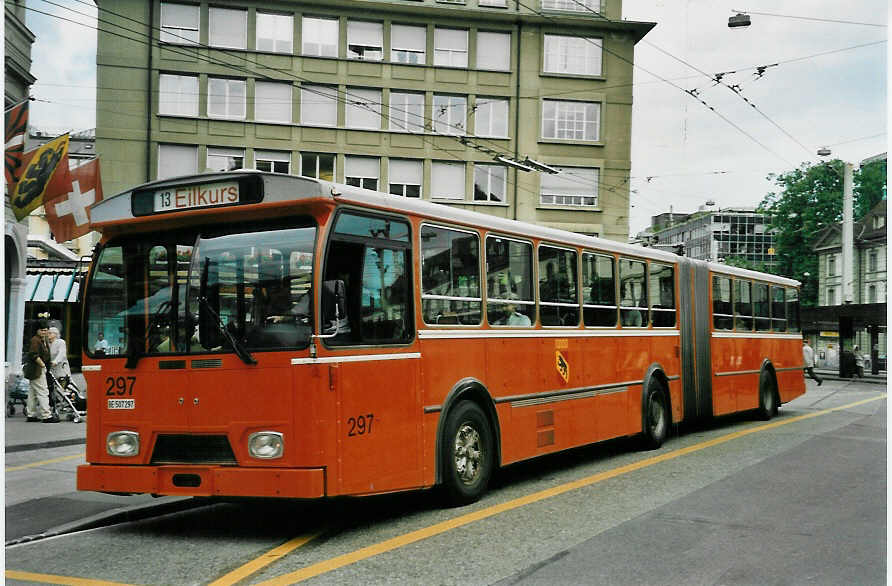 (048'120) - SVB Bern - Nr. 297/BE 507'297 - FBW/Hess (ex TPG Genve Nr. 114) am 16. Juli 2001 beim Bahnhof Bern