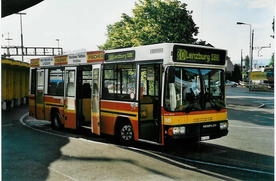 (048'131) - Knecht, Windisch - Nr. 66/AG 18'552 - Neoplan am 17. Juli 2001 beim Bahnhof Lenzburg