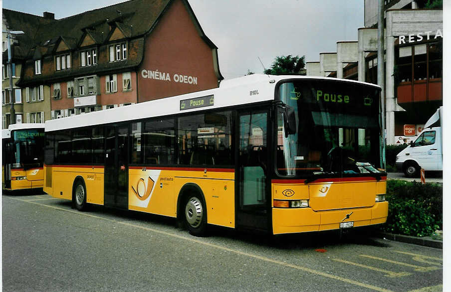 (048'132) - Keller, Hottwil - Nr. 1/AG 19'035 - Volvo/Hess am 17. Juli 2001 beim Bahnhof Brugg