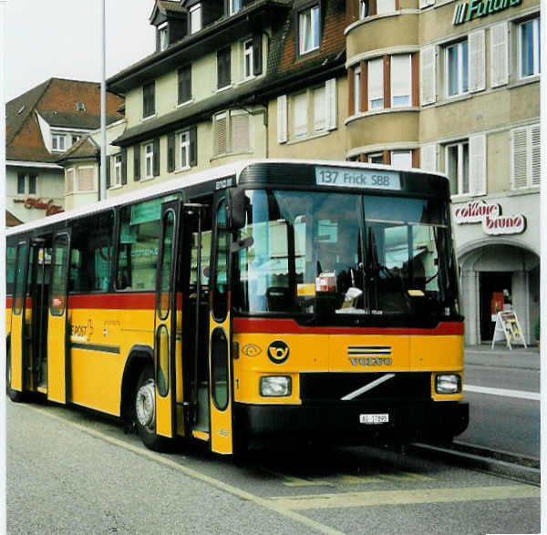 (048'137) - Brndli, Elfingen - Nr. 1/AG 17'895 - Volvo/Hess am 17. Juli 2001 beim Bahnhof Brugg (Teilaufnahme)