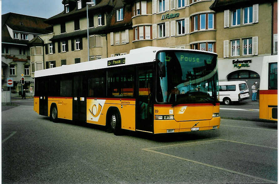 (048'201) - Voegtlin-Meyer, Brugg - Nr. 89/AG 16'822 - Volvo/Hess am 17. Juli 2001 beim Bahnhof Brugg