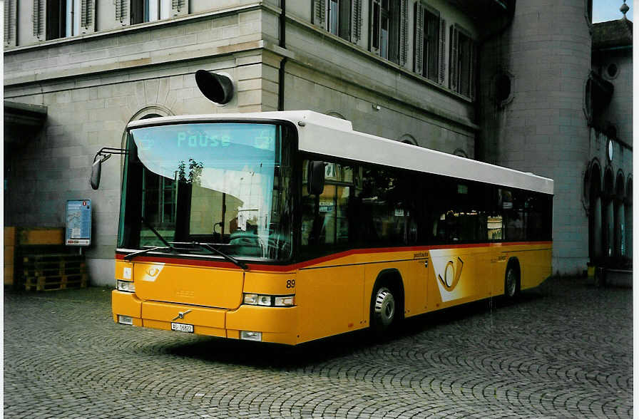 (048'205) - Voegtlin-Meyer, Brugg - Nr. 89/AG 16'822 - Volvo/Hess am 17. Juli 2001 beim Bahnhof Brugg