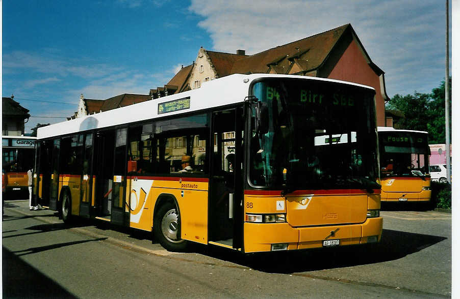 (048'208) - Voegtlin-Meyer, Brugg - Nr. 88/AG 18'187 - Volvo/Hess am 17. Juli 2001 beim Bahnhof Brugg