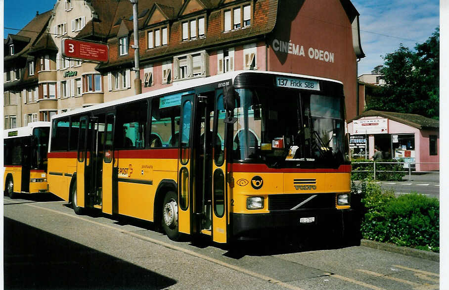 (048'210) - Brndli, Elfingen - Nr. 2/AG 17'892 - Volvo/Hess am 17. Juli 2001 beim Bahnhof Brugg