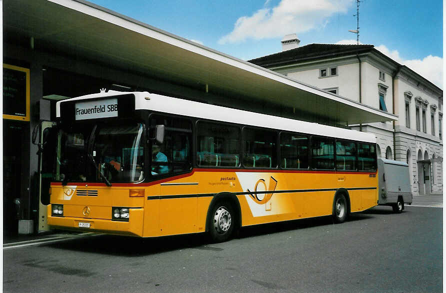 (048'230) - PTT-Regie - P 25'335 - Mercedes/R&J am 17. Juli 2001 beim Bahnhof Frauenfeld