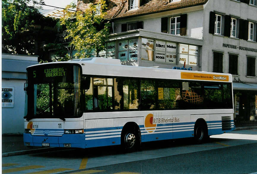 (048'327) - RTB Altsttten - Nr. 11/SG 145'201 - Volvo/Hess am 17. Juli 2001 beim Bahnhof Altsttten