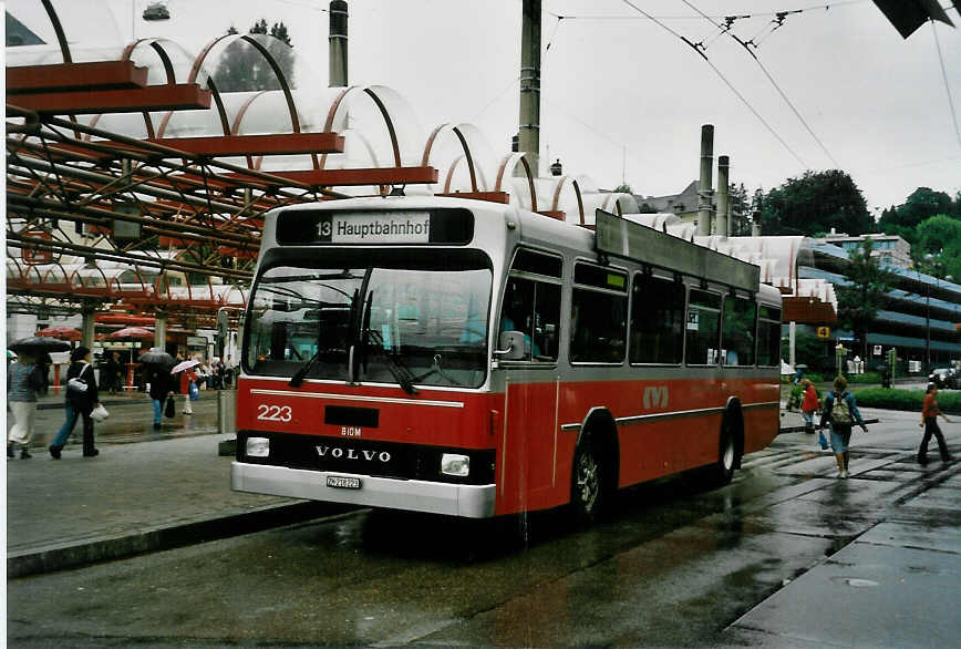 (048'428) - WV Winterthur - Nr. 223/ZH 218'223 - Volvo/Tscher am 18. Juli 2001 beim Hauptbahnhof Winterthur