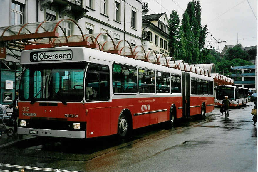 (048'503) - WV Winterthur - Nr. 312/ZH 527'312 - Volvo/Hess am 18. Juli 2001 beim Hauptbahnhof Winterthur