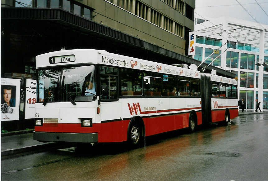 (048'505) - WV Winterthur - Nr. 127 - Saurer/FHS Gelenktrolleybus am 18. Juli 2001 beim Hauptbahnhof Winterthur