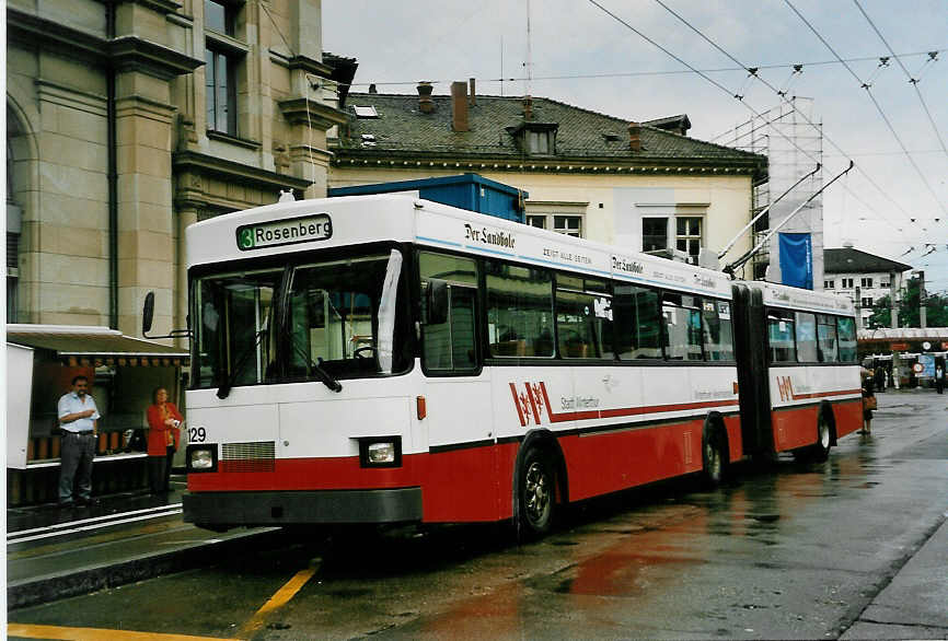 (048'508) - WV Winterthur - Nr. 129 - Saurer/FHS Gelenktrolleybus am 18. Juli 2001 beim Hauptbahnhof Winterthur