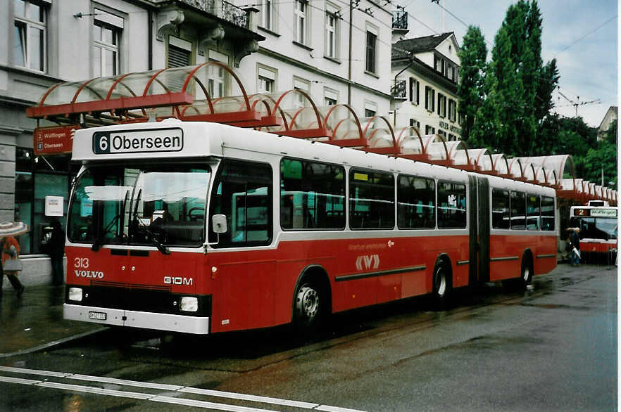 (048'509) - WV Winterthur - Nr. 313/ZH 527'313 - Volvo/Hess am 18. Juli 2001 beim Hauptbahnhof Winterthur