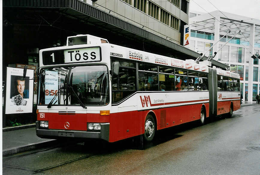 (048'518) - WV Winterthur - Nr. 151 - Mercedes Gelenktrolleybus am 18. Juli 2001 beim Hauptbahnhof Winterthur