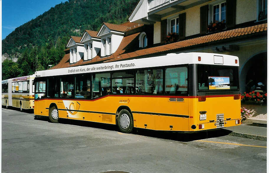 (048'706) - PTT-Regie - P 25'517 - Mercedes am 23. Juli 2001 beim Bahnhof Interlaken Ost