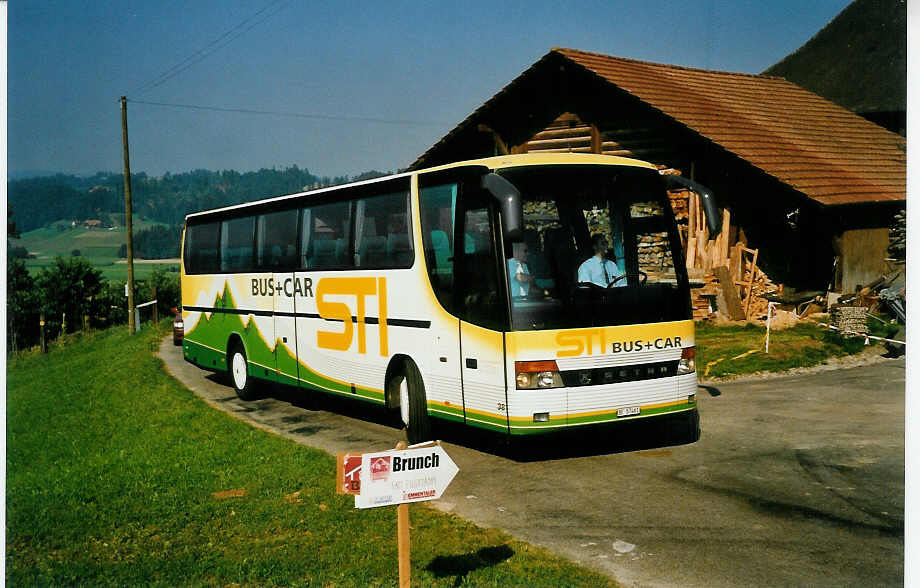 (048'730) - STI Thun - Nr. 38/BE 57'461 - Setra (ex AvH Heimenschwand Nr. 8) am 1. August 2001 in Sumiswald, Kneubhl