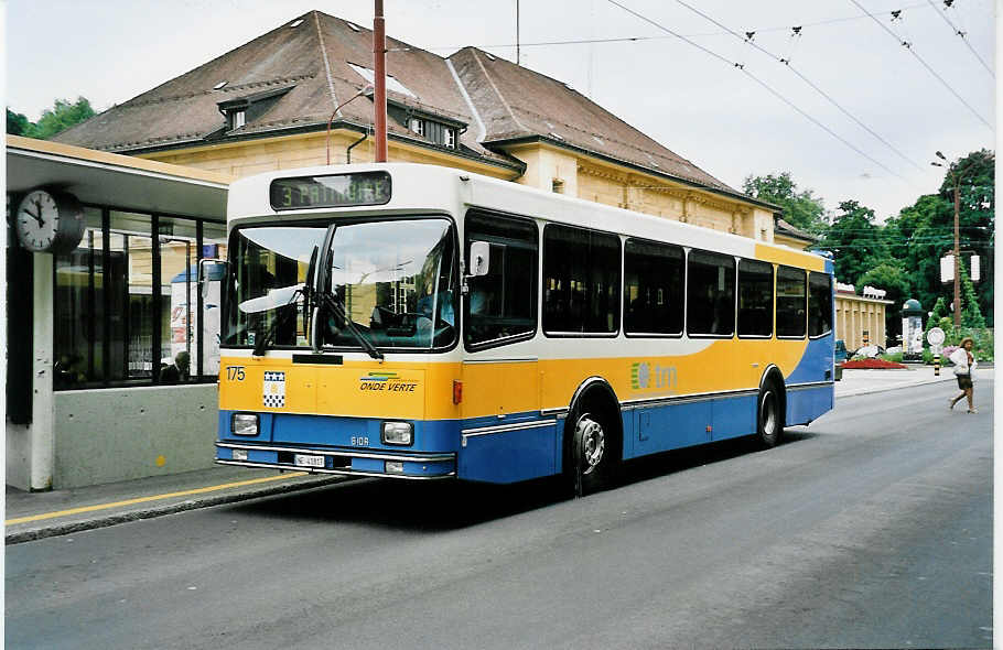 (048'810) - TC La Chaux-de-Fonds - Nr. 175/NE 41'817 - Volvo/Lauber am 6. August 2001 beim Bahnhof La Chaux-de-Fonds
