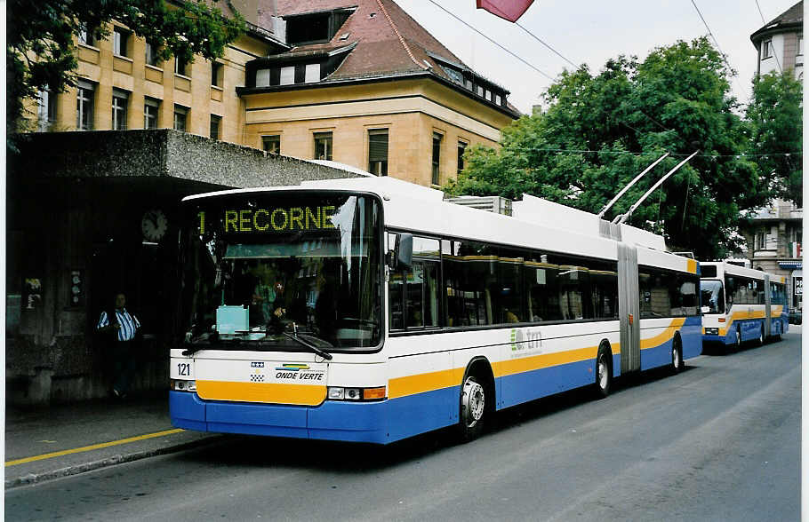 (048'811) - TC La Chaux-de-Fonds - Nr. 121 - NAW/Hess Gelenktrolleybus am 6. August 2001 beim Bahnhof La Chaux-de-Fonds