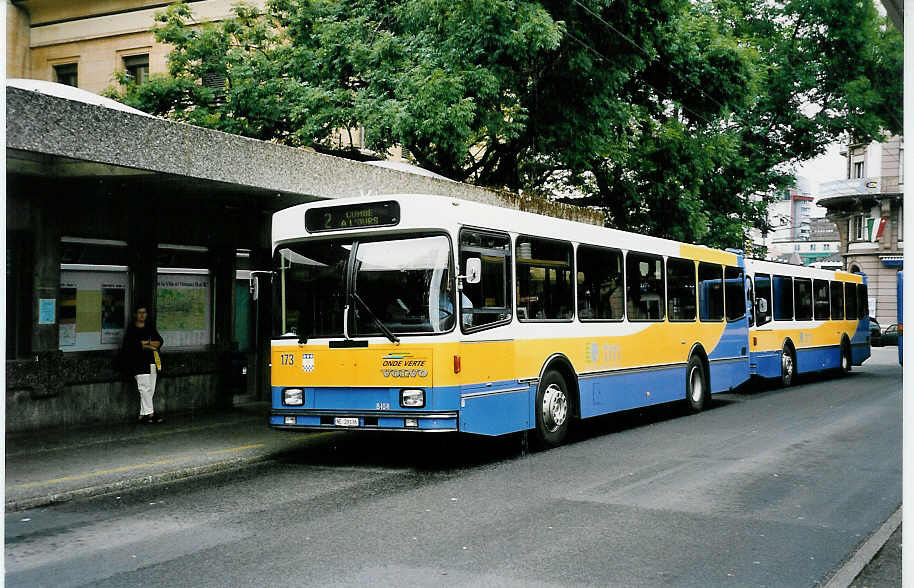 (048'817) - TC La Chaux-de-Fonds - Nr. 173/NE 29'136 - Volvo/Lauber am 6. August 2001 beim Bahnhof La Chaux-de-Fonds