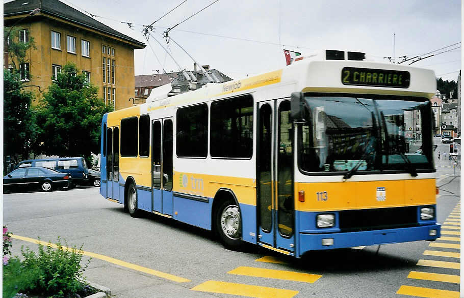 (048'834) - TC La Chaux-de-Fonds - Nr. 113 - NAW/Hess Trolleybus am 6. August 2001 beim Bahnhof La Chaux-de-Fonds