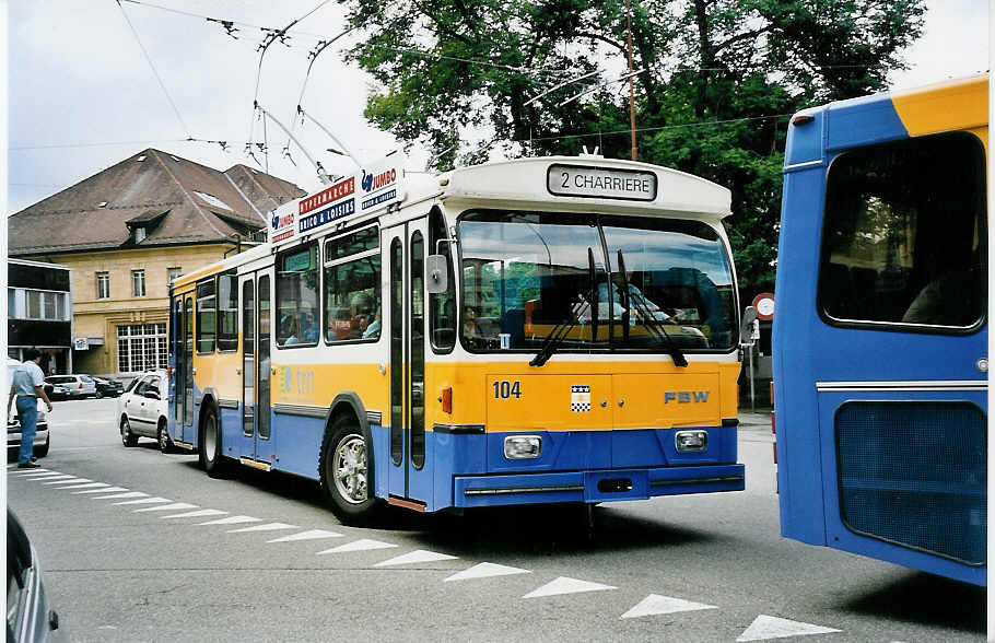 (048'915) - TC La Chaux-de-Fonds - Nr. 104 - FBW/Hess-Haag Trolleybus am 7. August 2001 beim Bahnhof La Chaux-de-Fonds