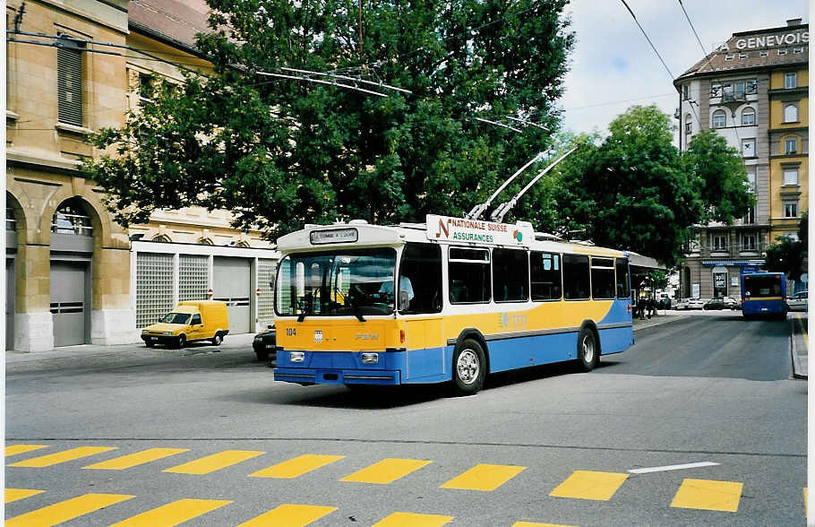 (048'916) - TC La Chaux-de-Fonds - Nr. 104 - FBW/Hess-Haag Trolleybus am 7. August 2001 beim Bahnhof La Chaux-de-Fonds