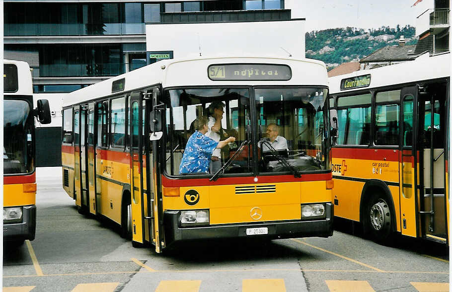 (048'923) - PTT-Regie - P 25'300 - Mercedes/R&J am 7. August 2001 beim Bahnhof Delmont