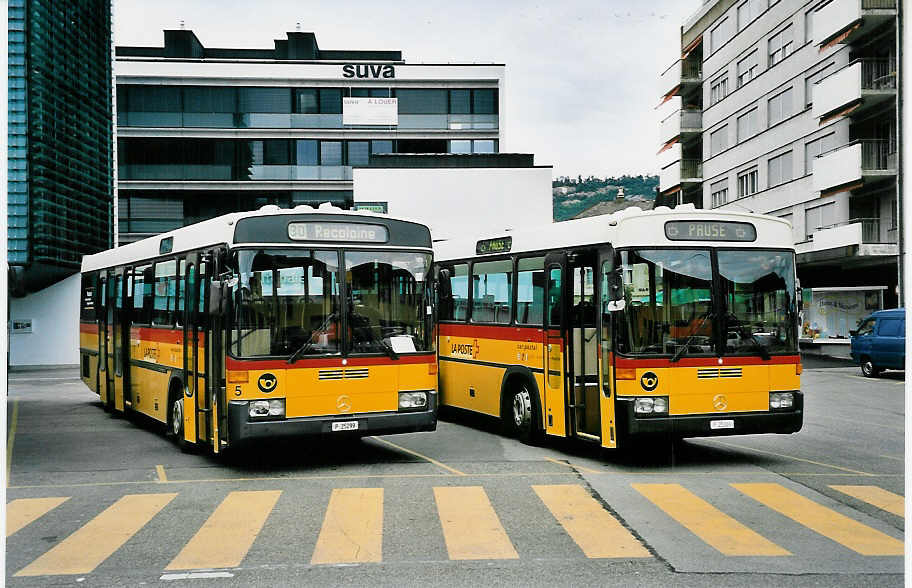 (048'926) - PTT-Regie - P 25'299 + P 25'300 - Mercedes/R&J am 7. August 2001 beim Bahnhof Delmont