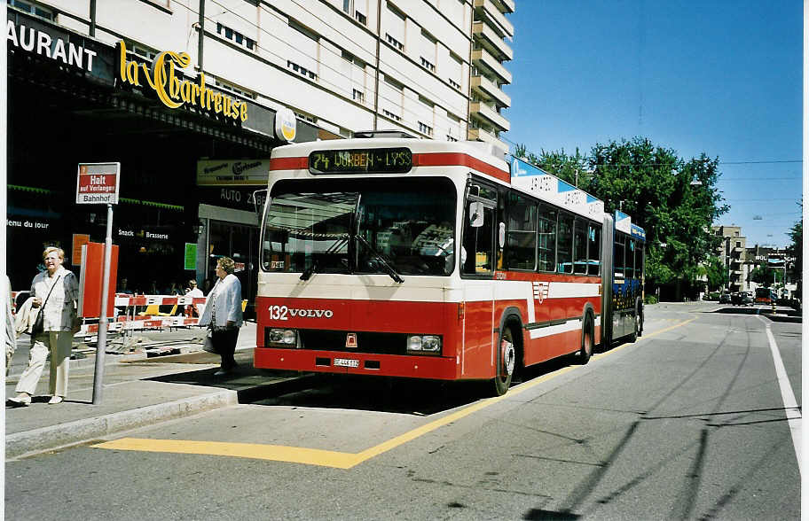 (049'017) - VB Biel - Nr. 132/BE 446'132 - Volvo/R&J am 12. August 2001 beim Bahnhof Biel