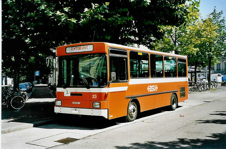 (049'037) - BSU Solothurn - Nr. 23/SO 121'520 - NAW/Hess (ex RBS Worblaufen Nr. 23) am 18. August 2001 beim Hauptbahnhof Solothurn