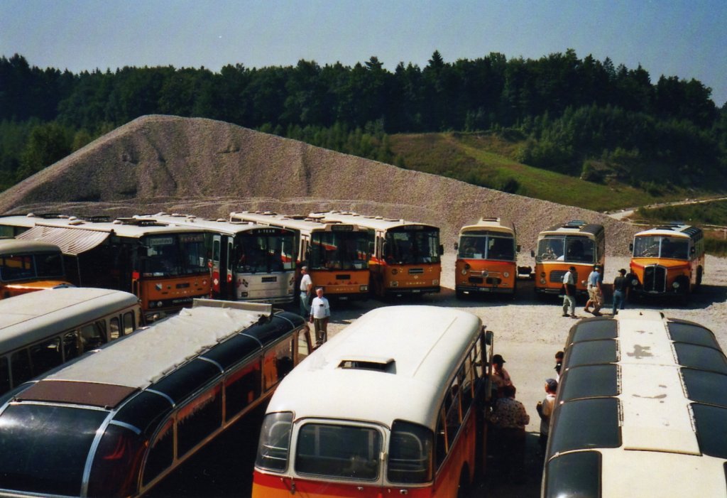 (049'435) - Ein kleiner Ausschnitt vom Saurertreffen 2001 in Niederbipp am 25. August 2001