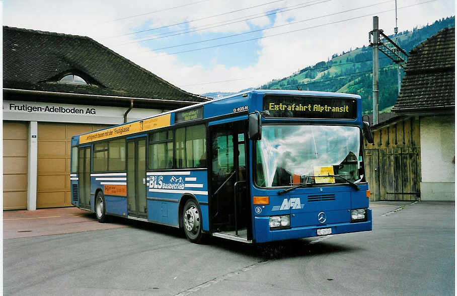(049'628) - AFA Adelboden - Nr. 3/BE 26'703 - Mercedes am 9. September 2001 beim Bahnhof Frutigen