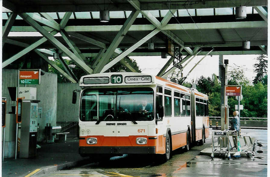 (049'721) - TPG Genve - Nr. 671 - Saurer/Hess Gelenktrolleybus am 17. September 2001 in Genve, Aroport