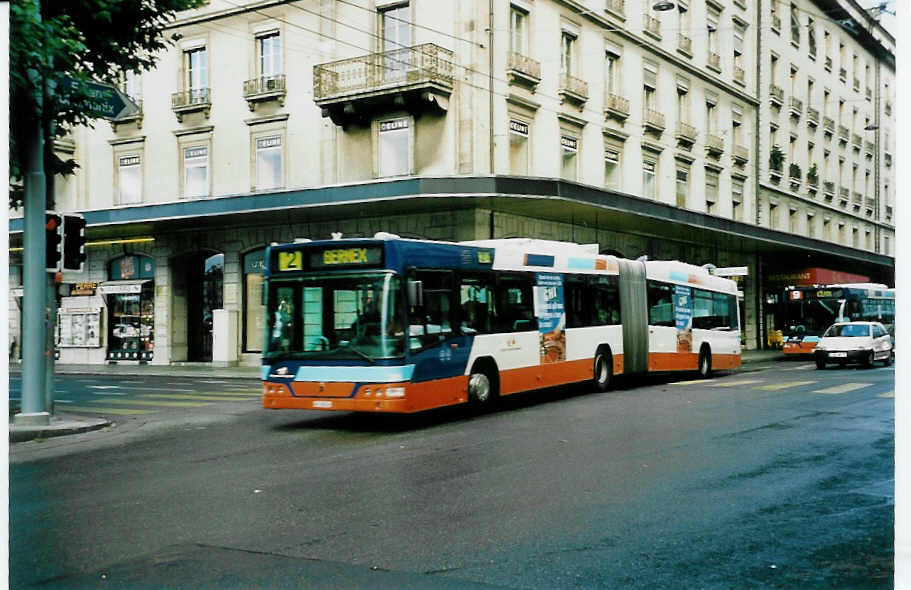 (049'728) - TPG Genve - Nr. 306/GE 96'621 - Volvo am 17. September 2001 in Genve, Place du Pont