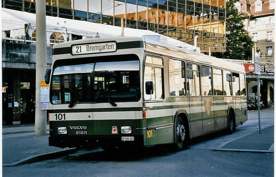 (049'910) - SVB Bern - Nr. 101/BE 500'101 - Volvo/R&J am 30. September 2001 beim Bahnhof Bern