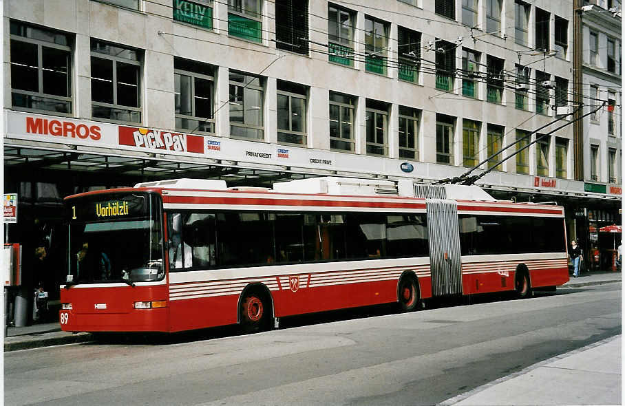 (049'924) - VB Biel - Nr. 89 - NAW/Hess Gelenktrolleybus am 1. Oktober 2001 in Biel, Guisanplatz