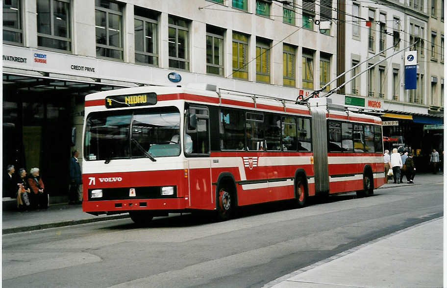 (049'929) - VB Biel - Nr. 71 - Volvo/R&J Gelenktrolleybus am 1. Oktober 2001 in Biel, Guisanplatz