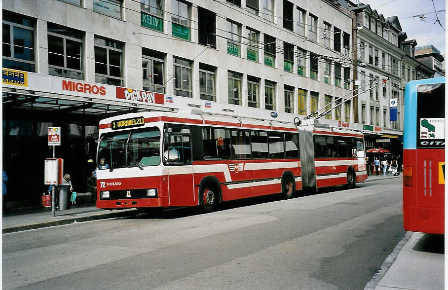 (049'932) - VB Biel - Nr. 72 - Volvo/R&J Gelenktrolleybus am 1. Oktober 2001 in Biel, Guisanplatz