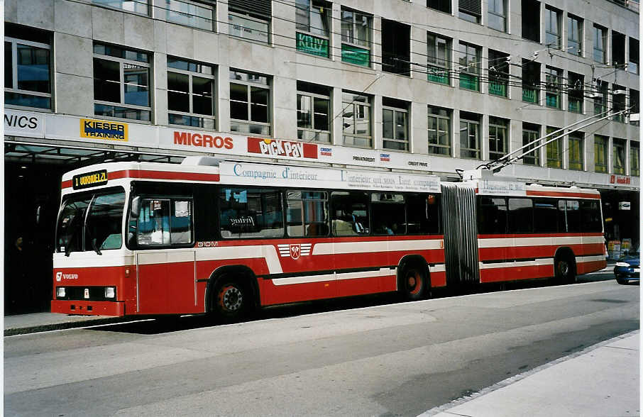 (049'937) - VB Biel - Nr. 67 - Volvo/R&J Gelenktrolleybus am 1. Oktober 2001 in Biel, Guisanplatz